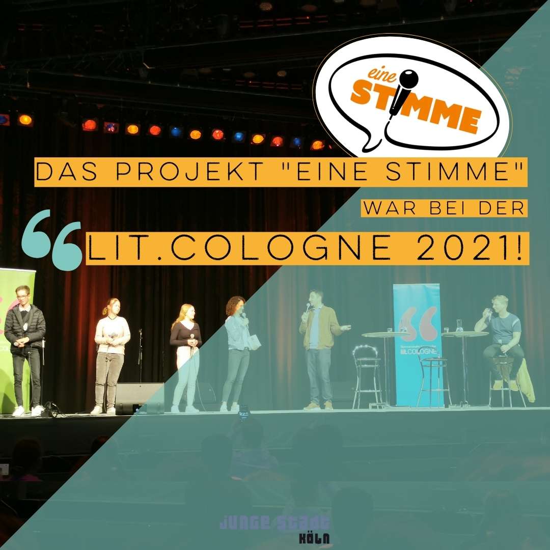 Auf der Bühne im Tanzbrunnen im bunten Scheinwerferlicht stehen von links nach rechts: Die Jugendlichen der Band Second Life, Moderatorin Maral Bazargani, Eko Fresh und David Floyd. Auf dem Bild steht: “Das Projekt “Eine Stimme” war bei der lit.COLOGNE 2021!”